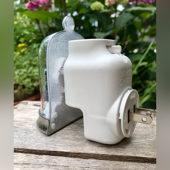 2/$10 YANKEE CANDLE Electric Scent Warmer Snow House Scene Wall Plug In Diffuser - Picture 7 of 9